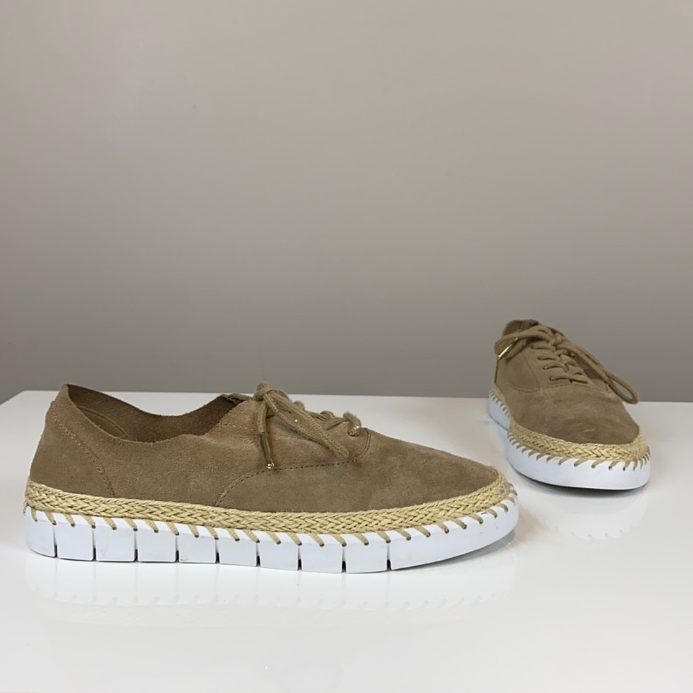 Crevo Tan Suede Lace Up Sneaker‎ Size 9